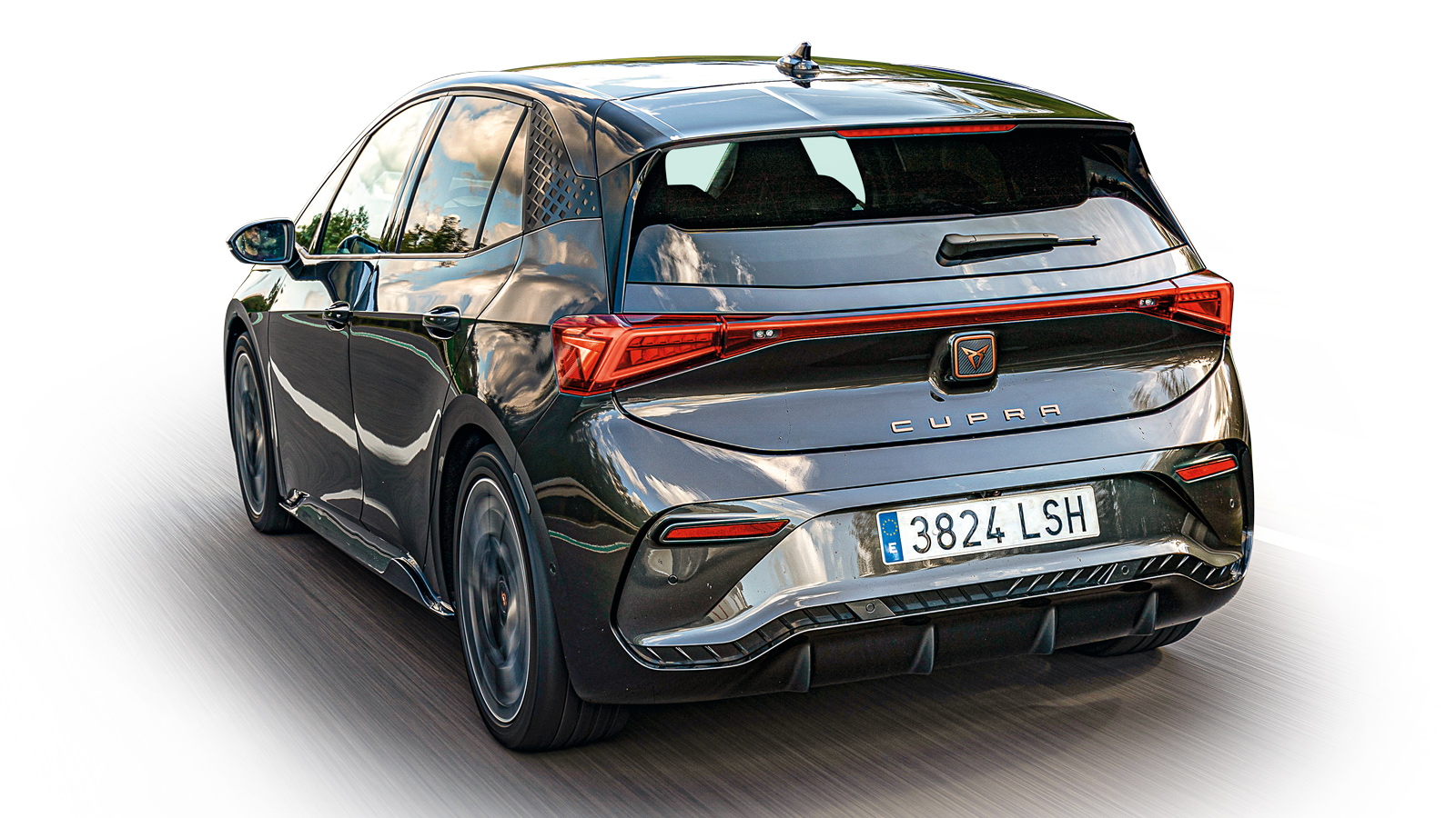 Εντυπωσιακό το πίσω μέρος  του Born, με το τονισμένο προφυλακτήρα και τα φωτιστικά σώματα να κλέβουν τις εντυπώσεις